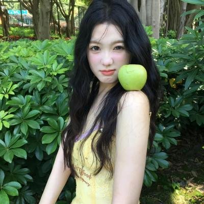 当她换上泳衣